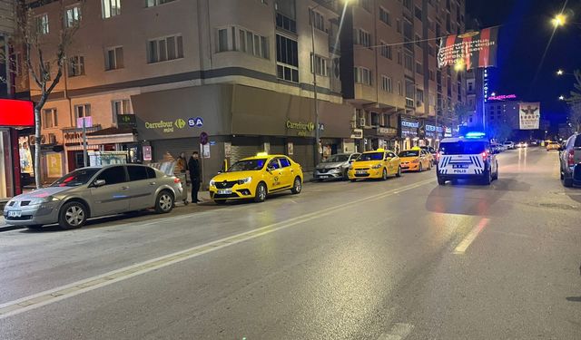 'Yan bakma' kavgasında bıçaklanan 1 kişi ağrı yaralandı