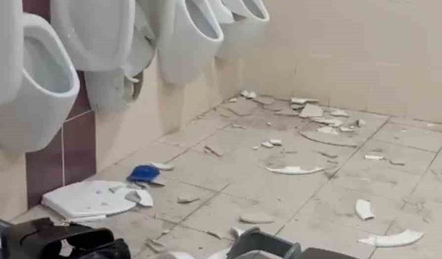 Elenen Balıkesirspor taraftarı hırsını deplasman tuvaletlerinden çıkardı