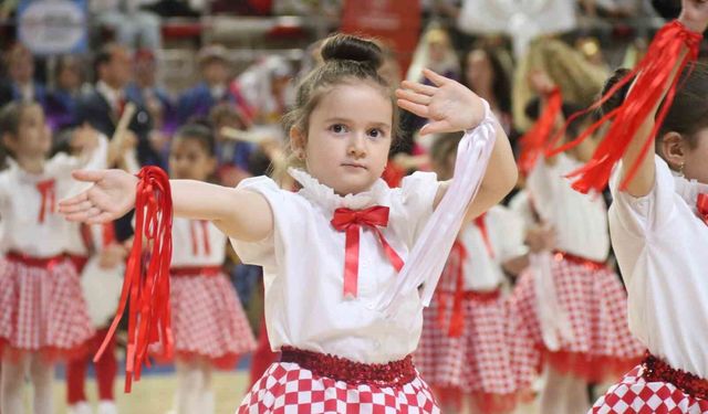 Eskişehir'de 23 Nisan coşkusu Şehit Anıl Gül Spor Salonu'nda yaşandı