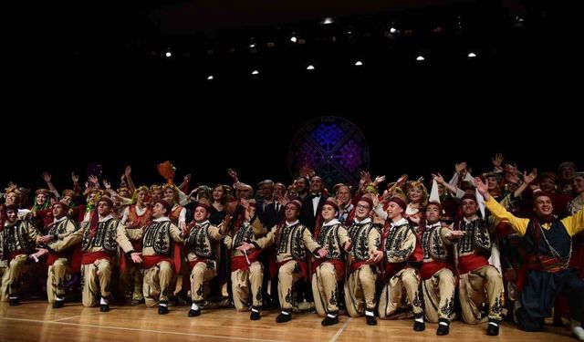 Halk Dansları Topluluğu sahnede folklor şöleni sundu