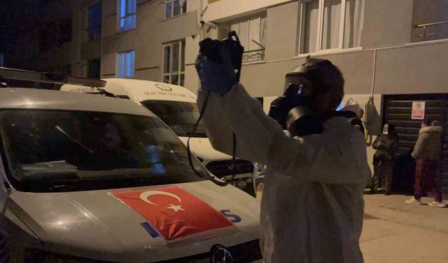 Komşuların kokulardan rahatsız olduğu daireden genç adamın cesedi çıktı
