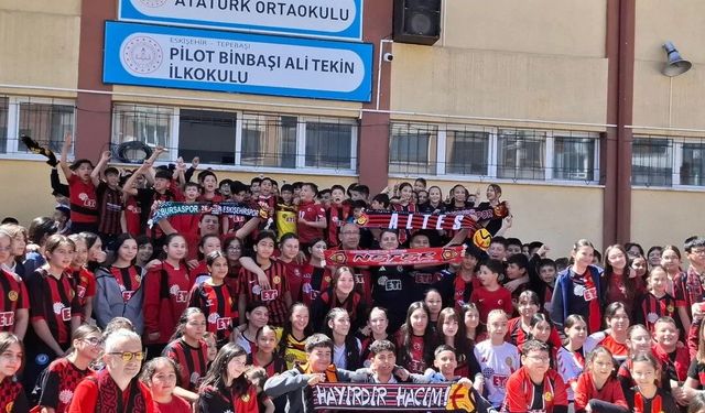 Okula Eskişehirsor formasıyla gelip teneffüslerde yaptıkları tezahüratlarla takımlarının başarısını kutladılar