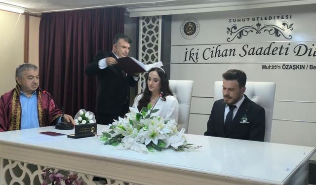 Polis çift, nikaha süsledikleri ekip otosuyla geldi