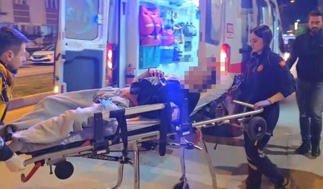 Gece yarısı iki genç bıçaklı saldırıda yaralandı