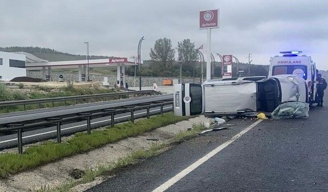 Eskişehir'de ıslak yolda kontrolden çıkan araç yan yattı: 4 yaralı