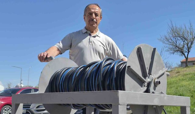 Öğrenciler yorulmasın, fidanlar kurumasın diye muhtar kolları sıvadı