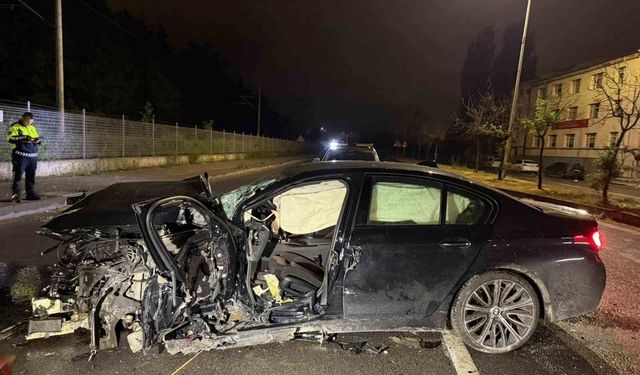 Refüje çarptıktan sonra hurdaya dönen araçta sıkışan sürücüyü itfaiye kurtardı