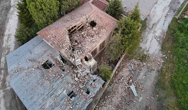 Yıldırımın düştüğü minare yıkıldı, camide temizlik yapan imam yaralandı