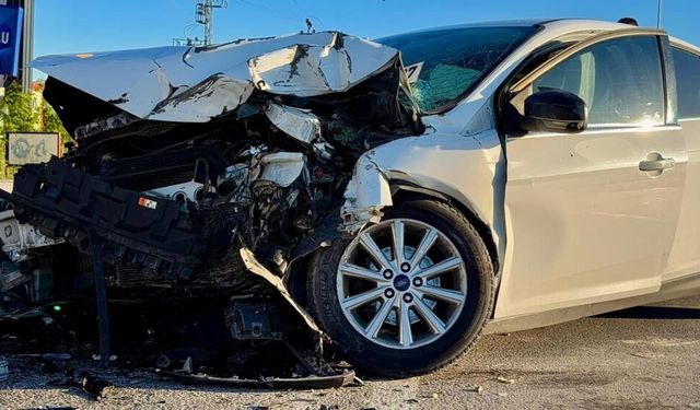Otomobilin tur otobüsüne çarptığı kazada faciadan dönüldü