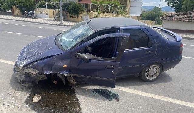 Kontrolden çıkan otomobil önce bir bahçe duvarına, ardından bir eve çarparak durabildi
