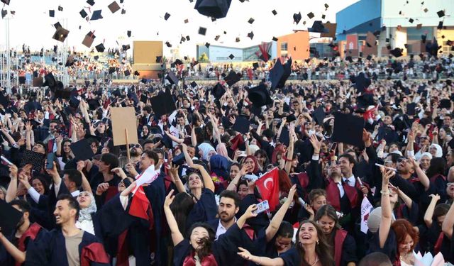 Anadolu Üniversitesi'nde mezuniyet coşkusu: 5 binden fazla öğrenci kep attı