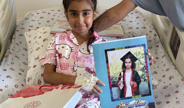 Hastanedeki sınıf ve odalarında karne sevinci yaşadılar