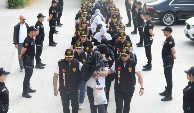 Masaj salonlarında fuhuş yaptırılan 26 kadın kurtarıldı, 7 kişi tutuklandı