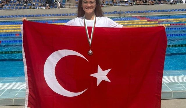 Milli yüzücü Ecrin Çevik'ten uluslararası başarı