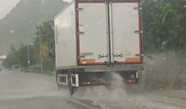 Sivrihisar'da sağanak etkili oldu, sürücüler zor anlar yaşadı