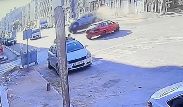 Ara sokaktan çıkan otomobilin çarptığı hafif ticari araç yan yattı