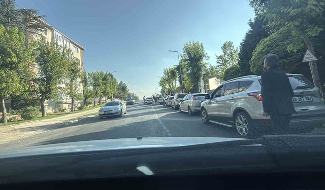 Düğün konvoyu ambulasların çıkış yaptığı kapıyı kapattı