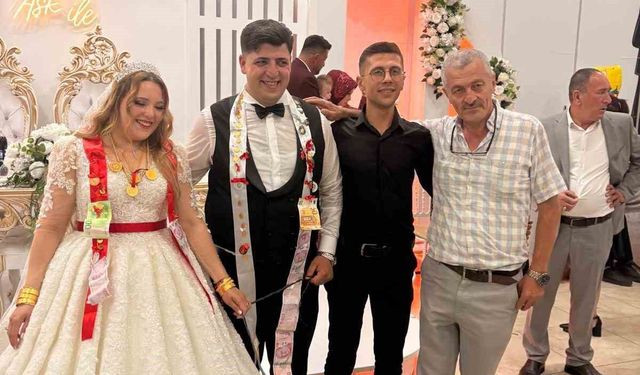 Düğünde damada Fenerbahçe forması giydirilmiş kuzuyu hediye ettiler