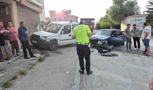 Eskişehir'de 2 araç kafa kafaya çarpıştı, faciadan dönüldü