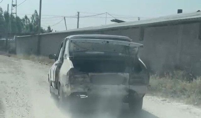 Gövdesi dökülürken motoru çalışan araç ilginç görüntü oluşturdu