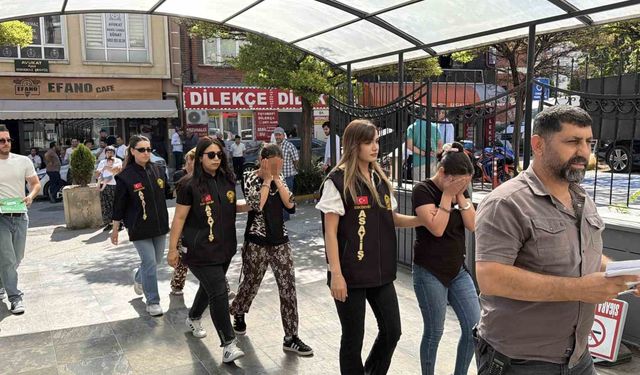 Hırsızlık amacı ile evin kapısını açmaya çalışırken suçüstü yakalanan 3 kadın tutuklandı
