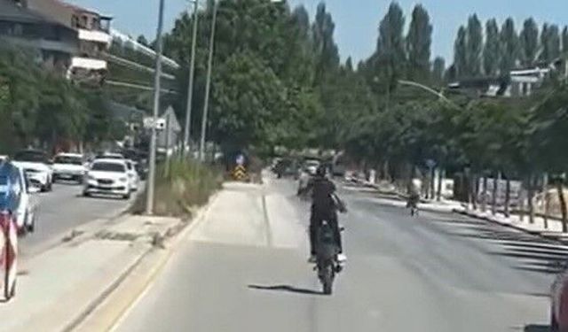 Kasksız ve plakasız şekilde önce tek teker üzerinde ilerledi, sonra kırımızı ışıkta geçti