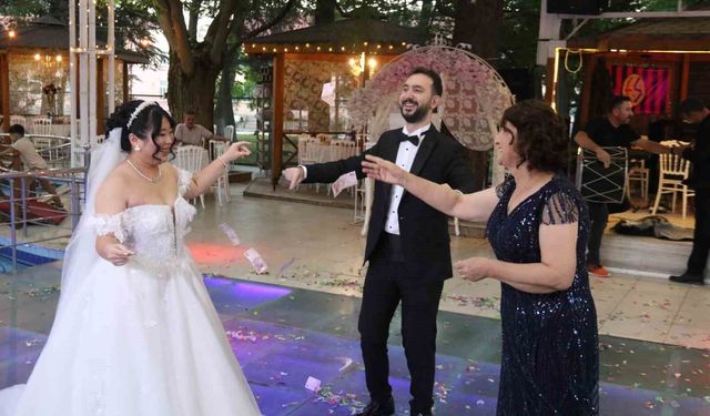 Tayvanlı eşi ile İrlanda'da başlayan aşkı Eskişehir'de çiftetelli oynadıkları düğünle taçlandı