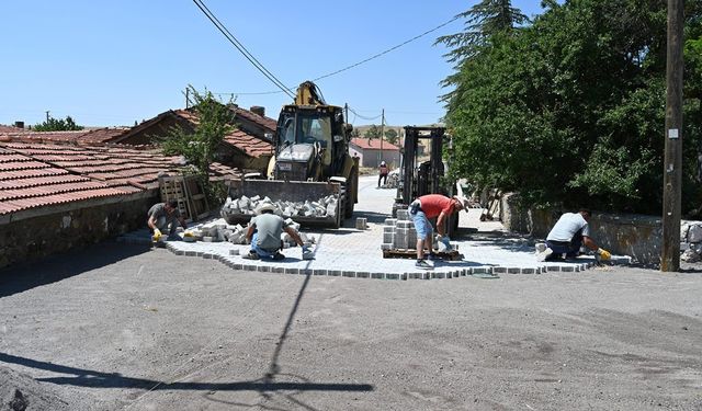 Dutluca Mahallesi'nde 5 Bin Metrekarelik Kilit Taş Yol Çalışması Devam Ediyor