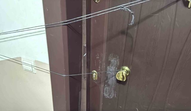 Daire kapısını kıran kasklı 3 şüpheli uyuşturucu dolu 3 koliyi kaçırdı