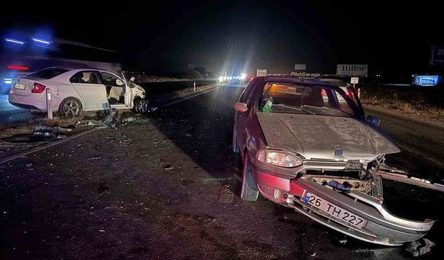 Eskişehir-Ankara yolunda iki otomobil çarpıştı: 5 yaralı