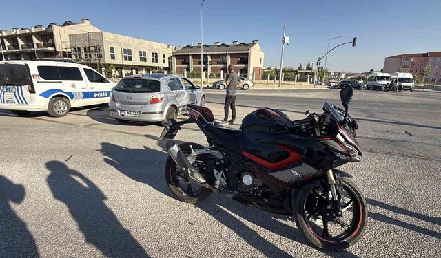 Kavşakta araç ve motosikletin karıştığı kazada 1 kişi yaralandı