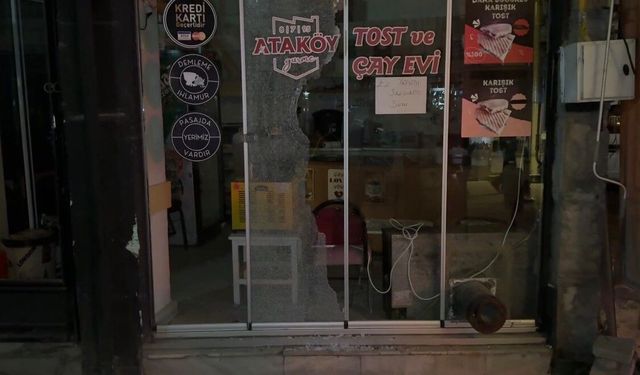Alkollü şahıs dışlandığını düşündüğü çay ocağının camını kırdı