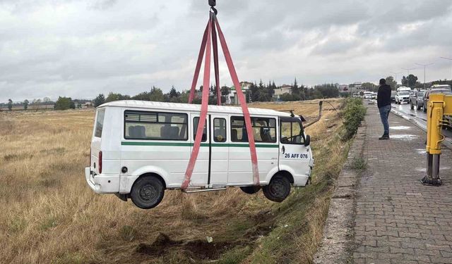 Kazaya karışan minibüs tarlaya uçtu, 1 kişi yaralandı