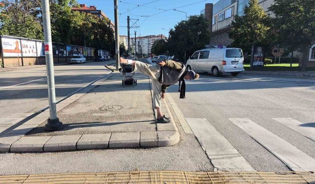 Sokak ortasında uzak doğu dövüş sanatı hareketleri yapan yaşlı adam