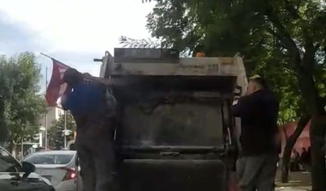 Temizlik işçileri yerde buldukları Türk bayrağını çöp kamyonun üzerine astı