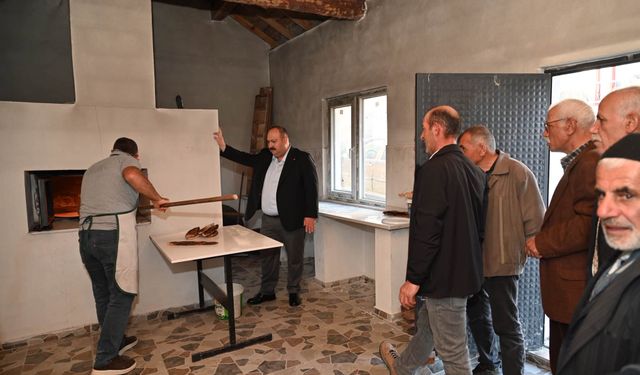 İnönü’de Yeni Fırın Ve Tandır Evi Hizmete Açıldı: İlk Pideler Başkan Hamamcı’ya İkram Edildi