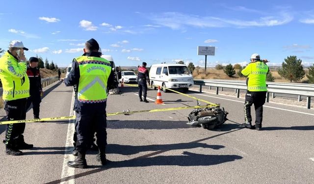 Minibüsle çarpışan genç motosikletli hayatını kaybetti