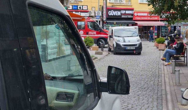 Ara sokakta duraklayan araçlar itfaiyeye engel oldu