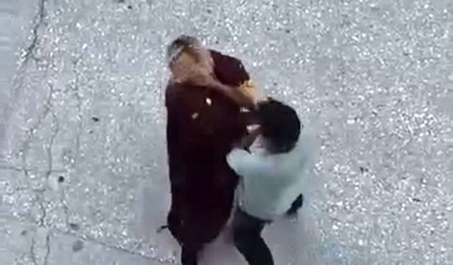 Cadde ortasında boğazını sıktığı kadını yerde sürükledi