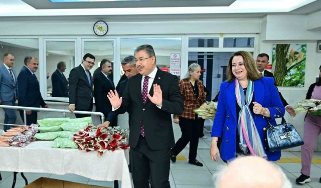 Eskişehir Valisi Dr. Erdinç Yılmaz ve eşi Şenay Yılmaz, Dünya Yaşlılar Günü'nde huzurevi sakinleriyle bir araya geldi