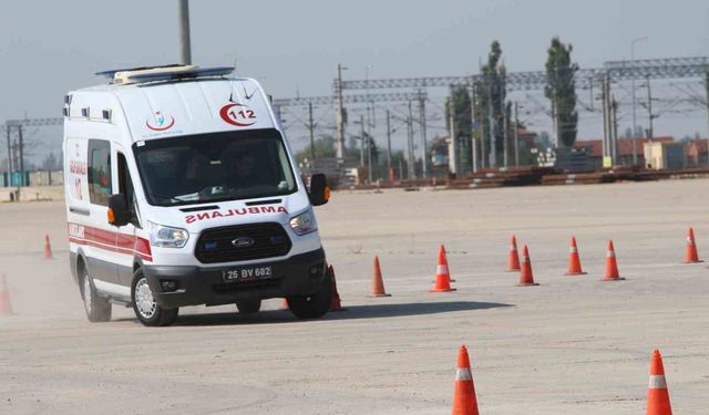 Eskişehir'de ambulans sürücülerine güvenli ve kontrollü sürüş eğitimi verildi