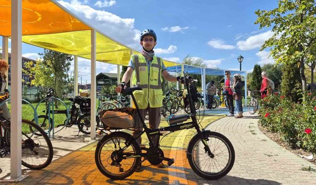 Eskişehir'de bisiklet tutkunları, 'Görünür ol güvende ol' sloganıyla pedallara bastı