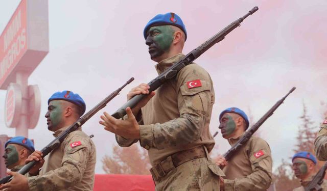 Eskişehir'de Cumhuriyet coşkusunda jandarma ve komandolar nefes kesti