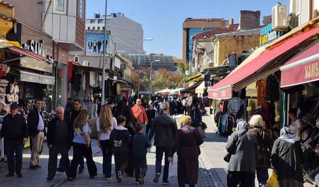 Eskişehir'de güneş yüzünü gösterdi, çarşıda adım atacak yer kalmadı