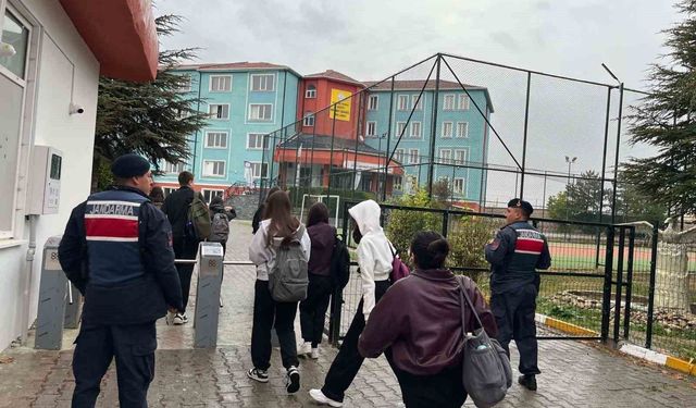 Eskişehir'de jandarmadan okul çevreleri ve servislere yönelik denetim