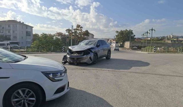 İki sokak kesişimindeki trafik kazası maddi hasarla atlatıldı