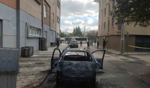 Kundaklandığı iddia edilen otomobil küle döndü