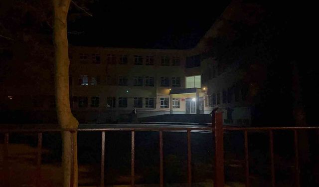 Okul bahçesinde baba ve oğlunun darbedilip bıçaklanmasına ilişkin davaya devam edildi