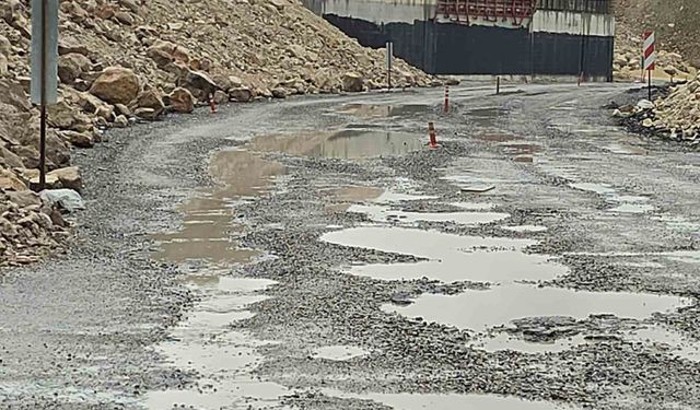 Seyitgazi-Kırka bağlantı yolunun onarılması bekleniyor