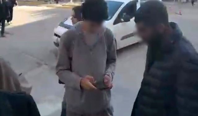 Tespih sattığını iddia ederek öğrenciden para talep eden şahıs kamerada
